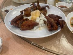 招牌脆皮乳鸽-鹏城人家海鲜酒家·23年老字号(较场尾店)