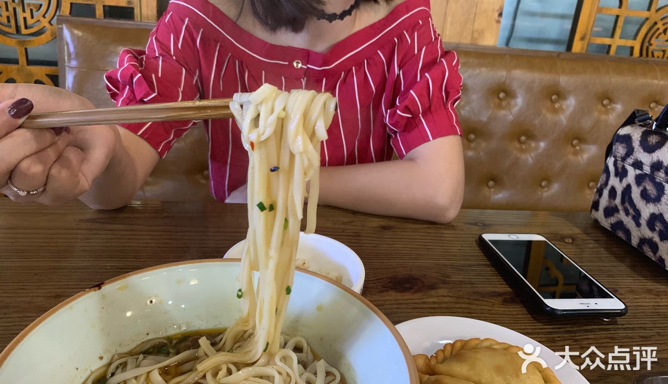 藕饺里面放了生姜稍微有点辣，蒿子粑粑蒿味很重