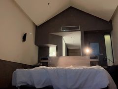 -上海虹桥中心爱琴海亚朵S酒店