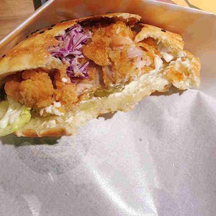 拳堡·非常汉堡(福大学生街店)-"[薄荷]环境:装修简洁大方,店内桌椅挺