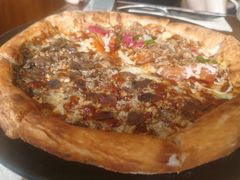 白酱三文鱼黑松露双拼披萨-O'mills Sourdough Bakery&Bistro(永嘉路店)