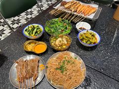 -何妹湿辣牛肉·粤式烧烤砂煲(桂雅路店)