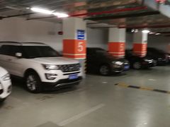 -绿地缤纷城-停车场