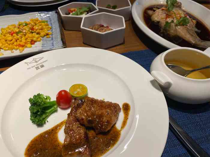 灰鲨私享餐厅(白土坝路店)-"闺蜜聚会的好去处 菜品还可以 关键是环境