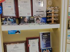 -美式眼镜·授权蔡司.依视路.尼康.豪雅.明月(人民广场店)