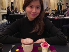 巧克力舒芙蕾配树莓冰霜-LA TABLE de Joël Robuchon Restaurant