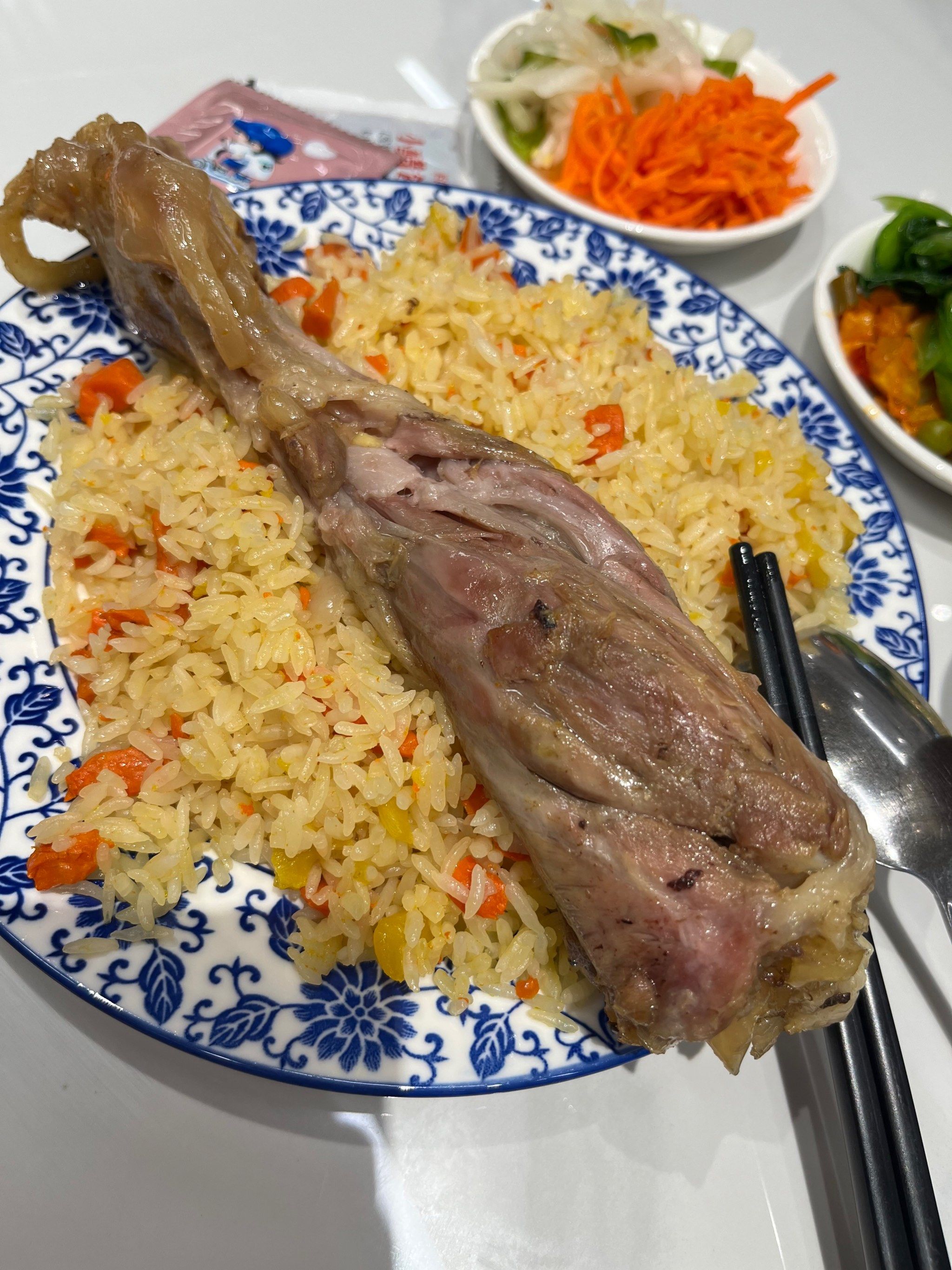 右手抓饭,左手羊腿,一口吃到新疆