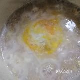 秋季的早餐，来一份润肠暖胃的～燕麦鸡蛋粥