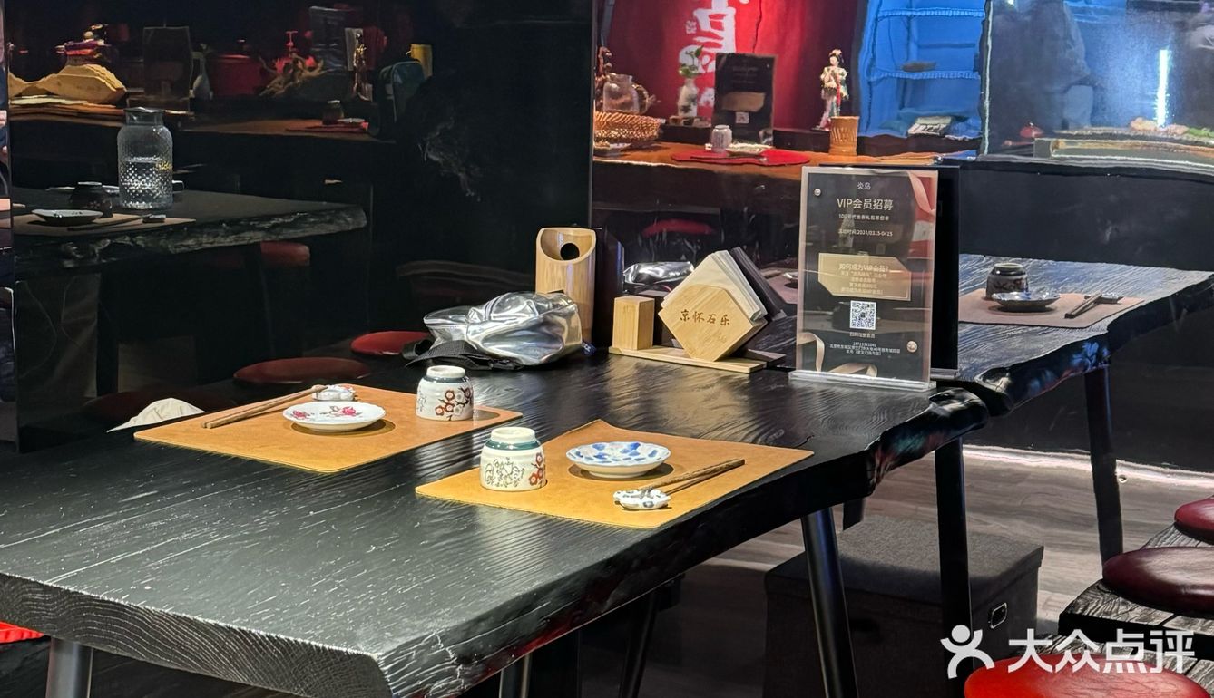 日式居酒屋的氛围，开放式的厨房。特别有氛围