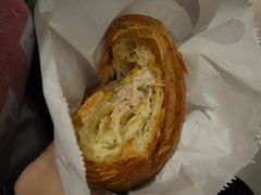 吞拿鱼牛角包内部-老佛爷饼店