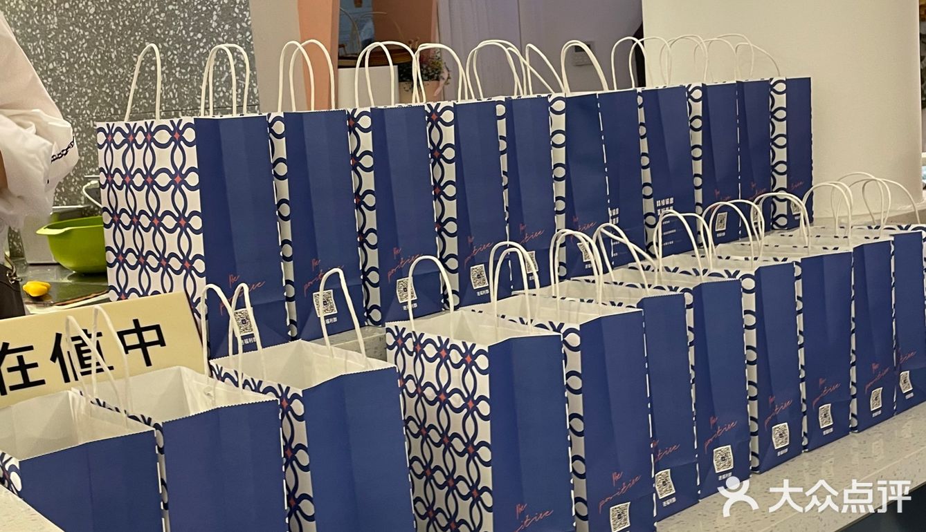 店里虽然人很多 但座位还是一直有的