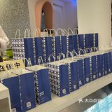 店里虽然人很多 但座位还是一直有的