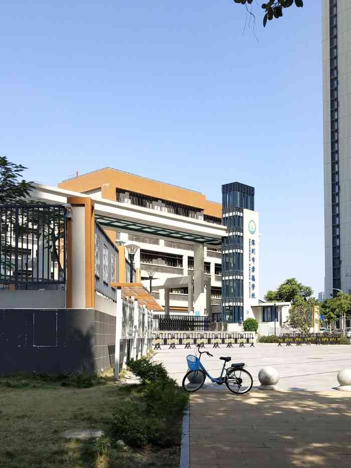 打分 孝德学校在中洲购物中心的附近.