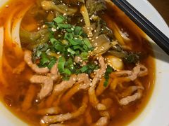 酸菜肉丝米粉-村外有星光小食铺(长嘉汇店)