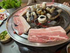 -围炉肉舍•炭烤活鳗•丹东海鲜烤肉(步行街店)