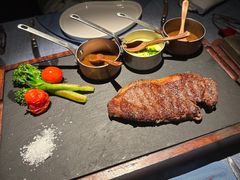 饲谷西冷牛排-弦月窗LUNETTE BY AMANDA(复兴路店)