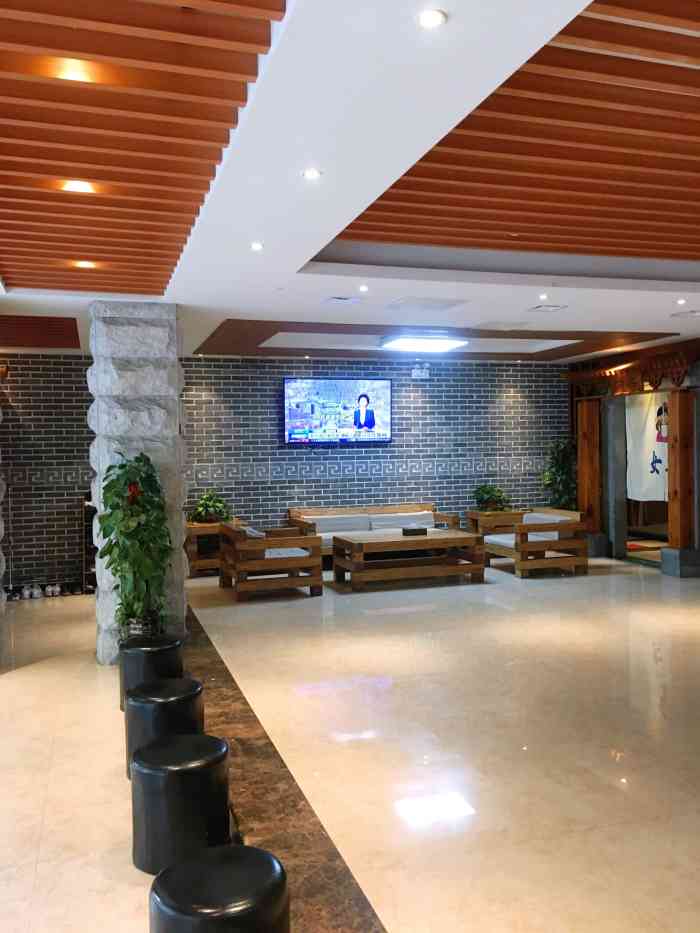 九水汤泉洗浴-"过年期间人比较多!平常应该还好点吧!设施.