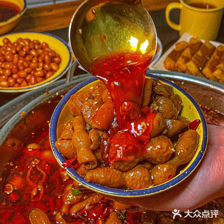 重庆最好吃肥肠鸡,火爆重庆老街!!