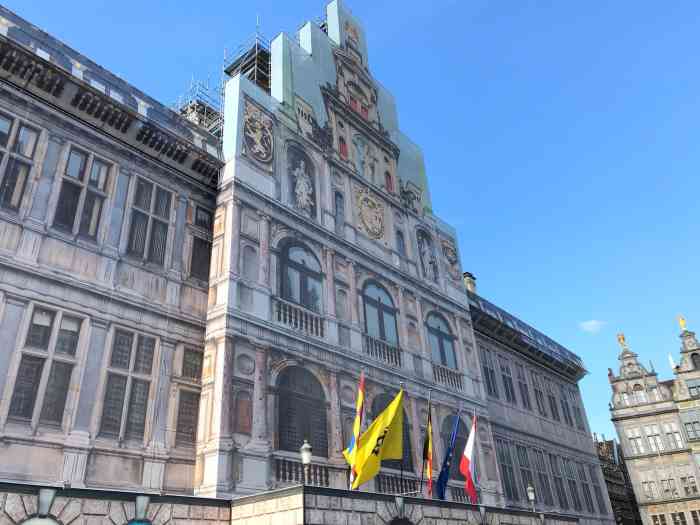 安特卫普市政厅-"市政大楼造的很气派,不过建筑上插满了各国.