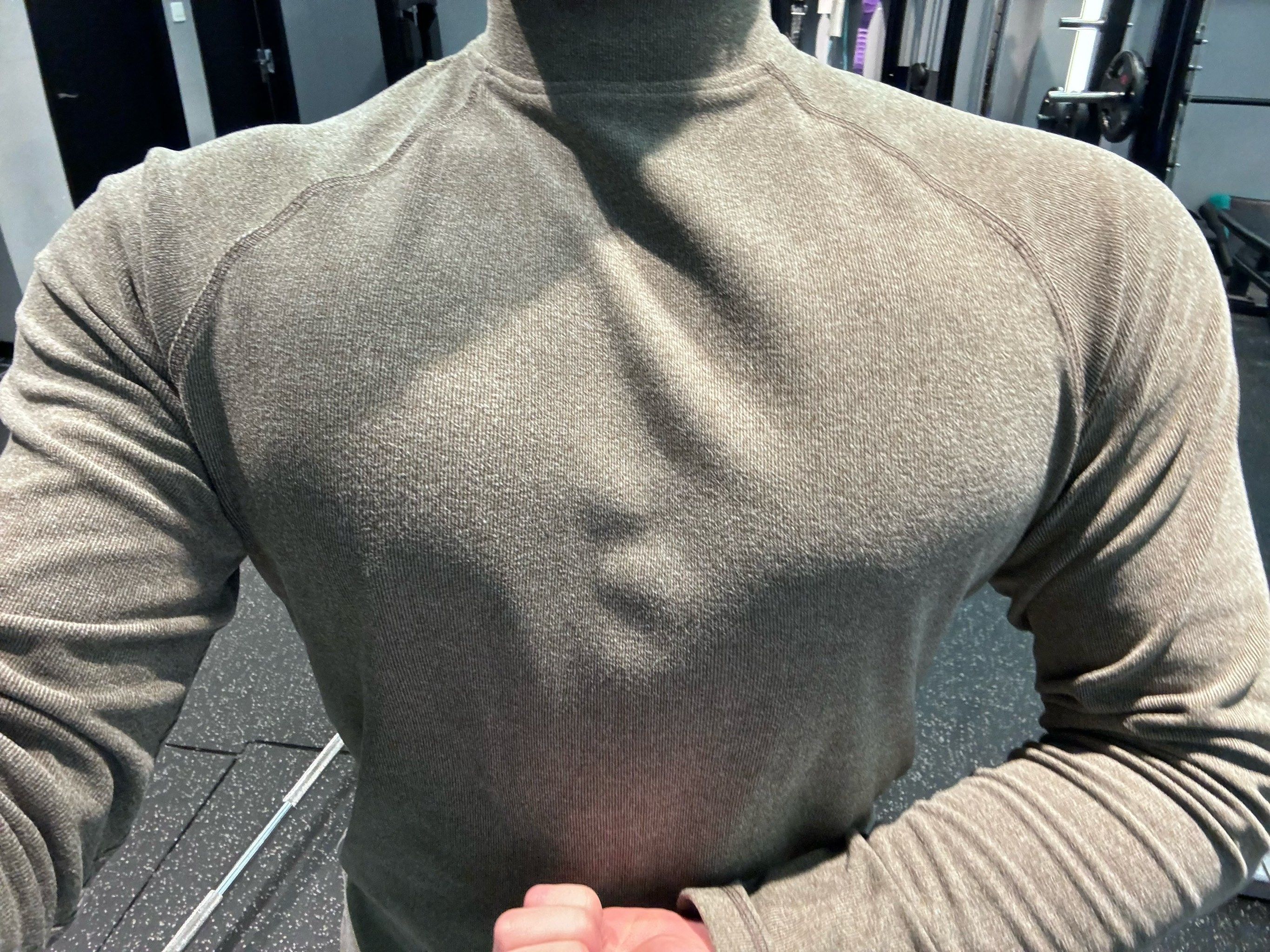 打沙袋是一种有效的力量训练方式,通过不断的击打,可以锻炼肌肉,提高