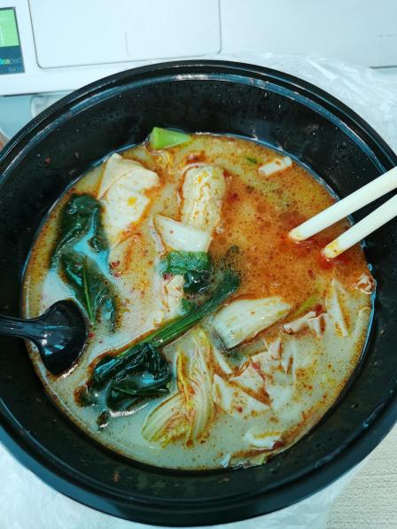 鸿兴源麻辣烫·麻辣拌-"[薄荷]环境: 在应技大西南门的海尚广场.