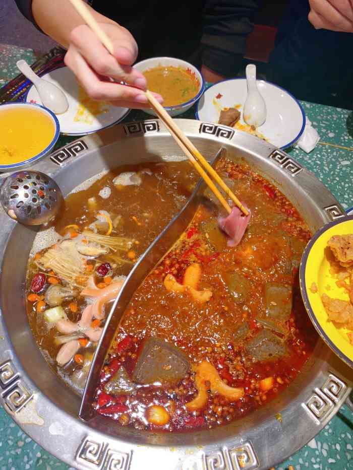 怒火八零市井火锅(安慧里店)-"[薄荷]环境: 一进餐厅感觉氛围很热闹,.