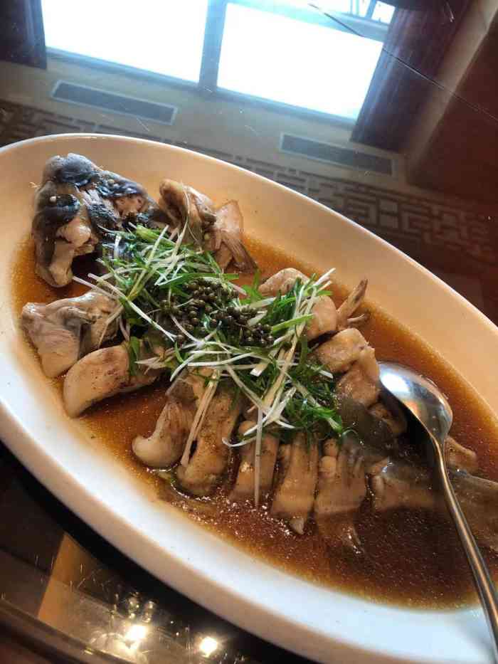 红番茄楚膳位于海淀区阜成路73号裕惠大厦b座1-2楼,离地铁口不是很远