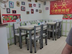 用餐区-兄弟联果木炭烤翅·50年家传鸡翅秘方