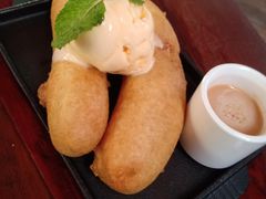 香蕉油条甜品-Naughty Nuri’s Phuket