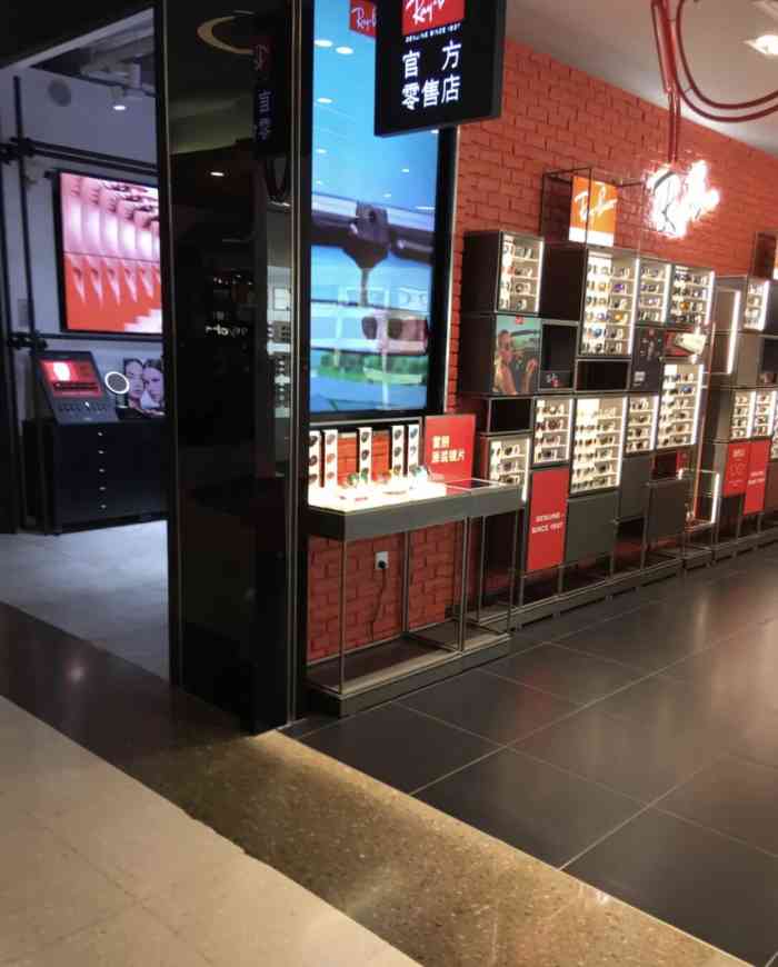 亮视点(来福士广场店)-"最近博士伦和亮视点搞活动,送两盒水梯度的.