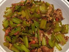 芹菜炒肉-霸碗盖码饭(长沙金星路步步高店)