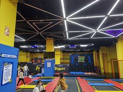-爱蹦iBOON蹦床运动馆(江汉店)