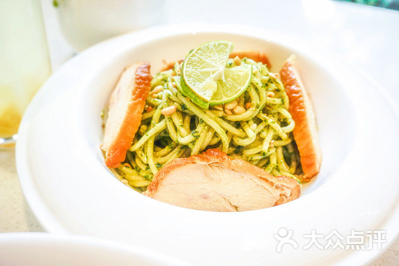 烤鸡胸绿酱青柠意面