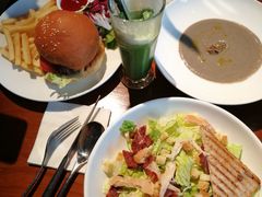 经典牛肉汉堡-ZEMOCAFE·FUSION FOOD(西交利物浦店)