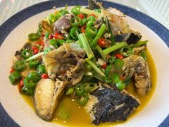 青椒煎鱼头-小芙蓉湘菜馆(易生活购物公园店)