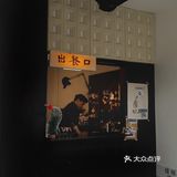 开在马路边的咖啡店