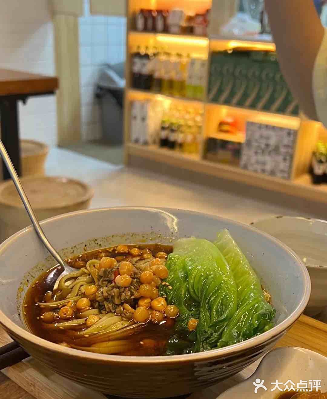 台风过境🌀出来觅食🍚 离家不远的素食餐厅