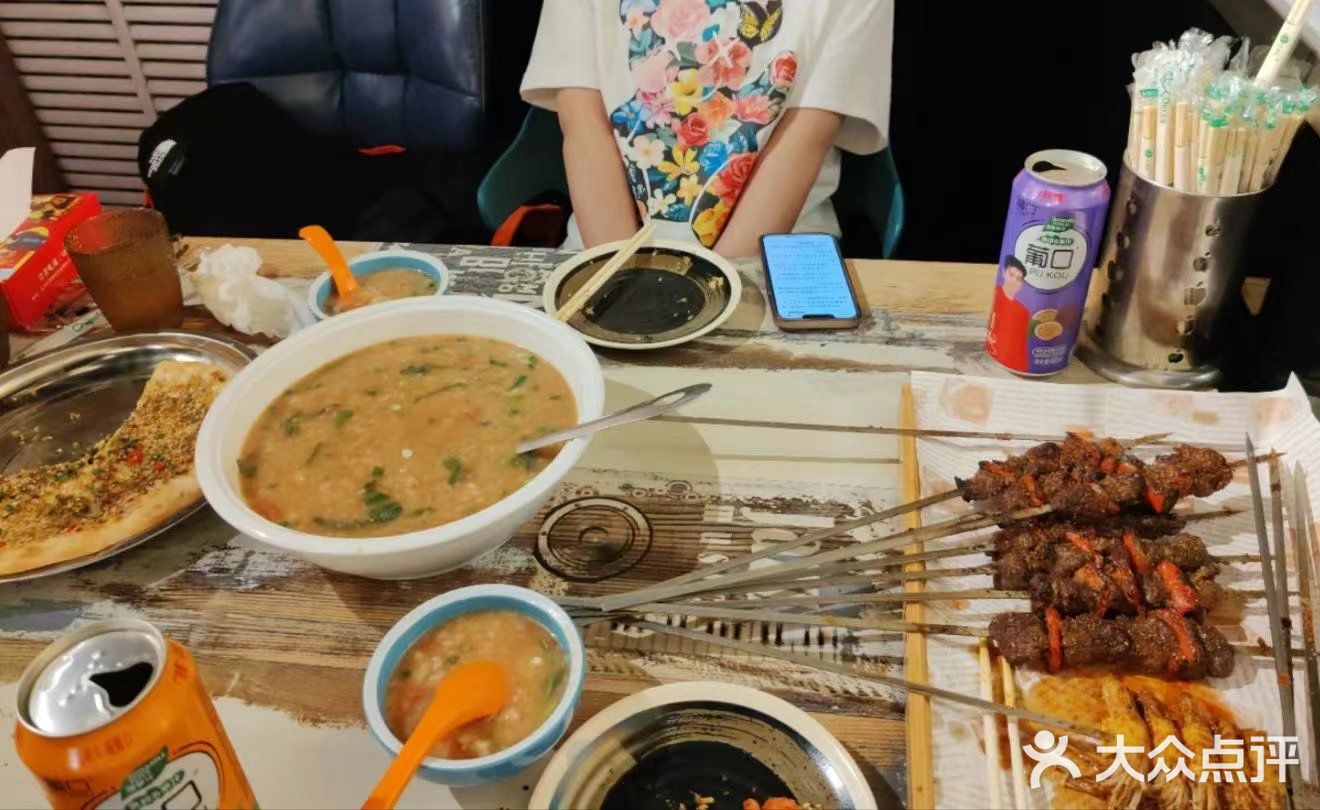 沉浸在书本的世界，或是与身边人轻声交谈