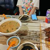 沉浸在书本的世界，或是与身边人轻声交谈