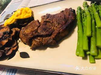 煎制过程中记得用黄油不停的浇淋，保证双面熟度一致