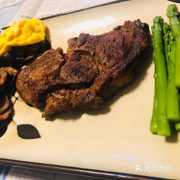 煎制过程中记得用黄油不停的浇淋，保证双面熟度一致