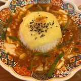 其中包括一道特别的盖饭和一份最顶有钱人套餐