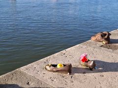 -多瑙河畔鞋履雕塑