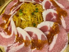 烤精选猪五花配酸菜-小米烤肉-泥炉炭烤(常营店)