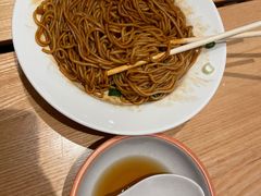 搅拌后的葱油拌面-陈家生煎(世茂双子塔店)
