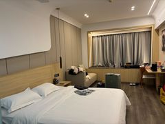 -欧辰国际酒店(重庆欢乐谷轻轨站店)