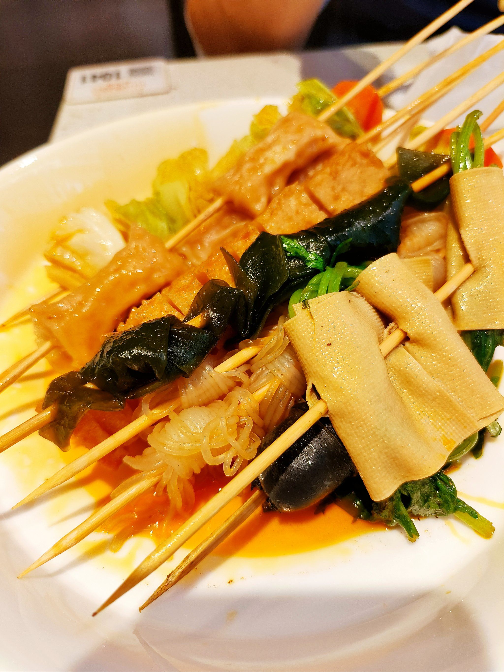 一个麻辣串店三层楼还排队?