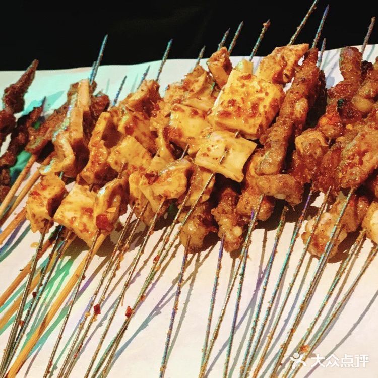 深圳最火爆的人气烧烤店 大口喝酒大口吃肉