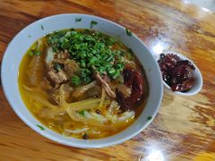 酸菜肉丝米线-越洋肖氏老米线(杨家坪店)