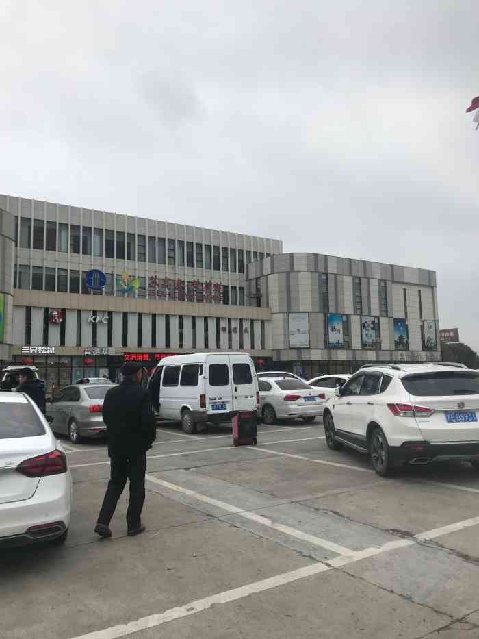 高邮龙奔服务区停车场"高邮龙奔服务区,又是一个配套全到会让人误.